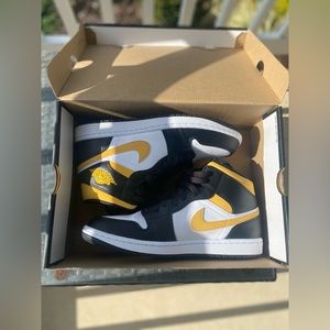 Air Jordan 1 White Pollen Black Mid’s Men size 9.5